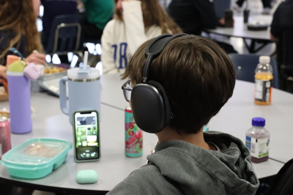Student at lunch wearing headphones