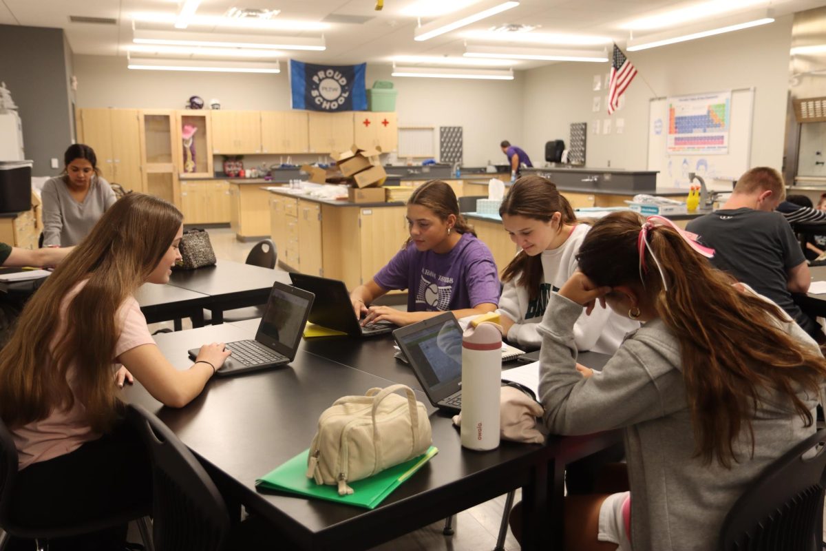 Students focused on their work and studying during aclab